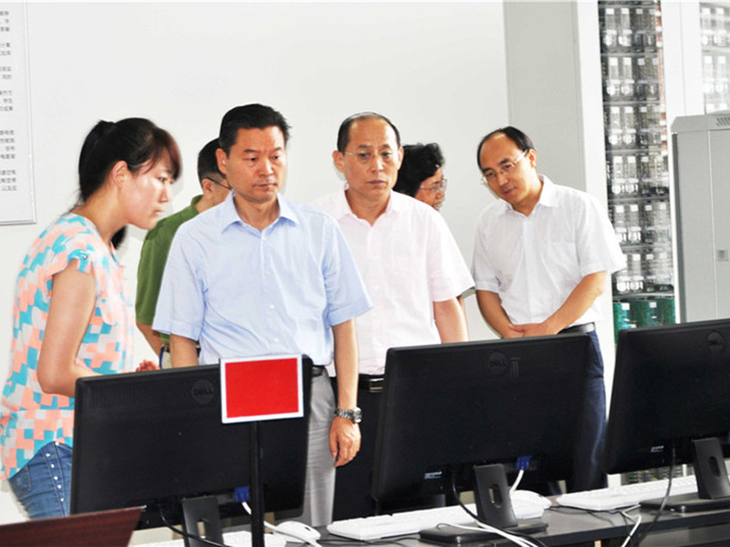 张晋生教授陪同陕西省教育厅原厅长李兴旺在beat365视察指导