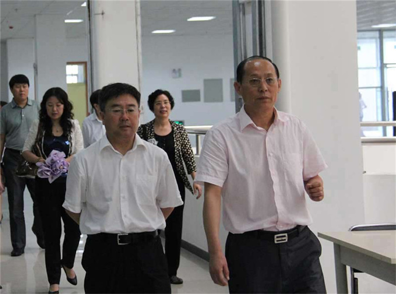 张晋生教授陪同教育厅原副厅长郭立宏来beat365视察
