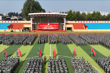 立鸿鹄志 做奋斗者 | beat365召开2024级新生开学典礼暨军训总结表彰大会